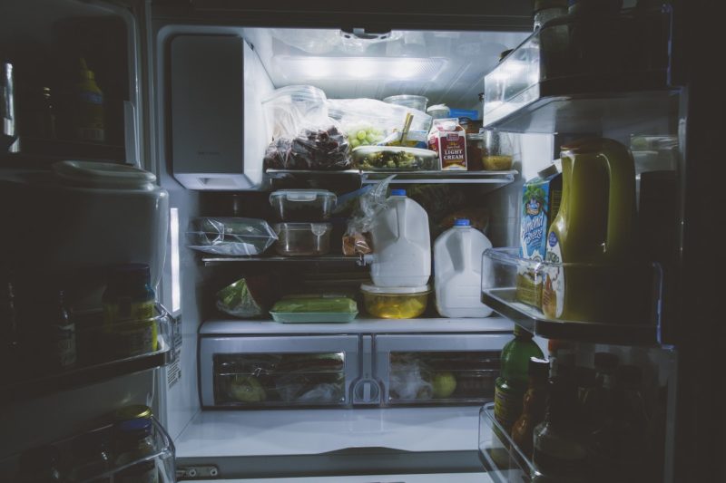 ¿Por qué mi refrigerador huele a productos químicos? ¡5 razones sorprendentes!